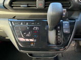 オートエアコンでパネルタッチするだけで操作が可能です(^^)☆AUTOにすれば簡単に車内の空調を快適に調整してくれます♪