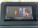 停車中にテレビ番組を視聴できる画面を備えています。待ち時間などに映像を楽しめる便利な装備で、画面には番組映像が表示されています。安全に配慮してご利用ください。