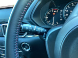 レバーをAUTOの位置にしているとき、レインセンサーが雨を感知すると、雨量に応じてワイパーが自動で作動してくれるオートワイパーを装備!設定変更で非作動にすると、間欠作動に固定されます。