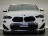 【キドニーグリル】BMWの代名詞。一目見ただけでBMWであると認識できる確固たるアイコンとして存在感を放ちます。