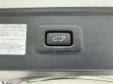 電動式バックドアです。 荷物を持ったままでもボタン一つで自動的に開け閉めできるので便利ですよ。 挟み込み防止機能も付いていますのでお子様の手や荷物を挟み込むのを防いでくれますよ。