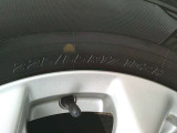 タイヤサイズは、225/65R17です。