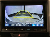 リバースギアに入れるだけで後方の表示へ切り替わります。夜間や雨の日の駐車も楽になりますよ。