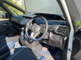 ガラスエリアが広く見晴らしのいい運転席。疲れにくいシートと相まって、安全快適に日常をサポートしてくれます。