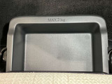 【助手席シートアンダーボックス】運転用の替え靴や、車内に常備したいこども用品、着替えた服などを収納できます★