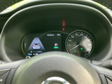 速度計や車両情報の表示が運転席正面にまとまり、必要な情報を視線移動を抑えて確認しやすいレイアウトです。表示画面とメーターを見比べやすく、日常の運転を支える見やすい計器まわりです。