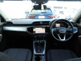 安全で快適な運転をサポートするアウディバーチャルコックピット。多機能でありながら優れた操作性で、シンプルで美しいインテリアデザインに溶け込んでいます。