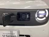 急速充電は車内のボタンを操作して開け、あとは充電コネクターを差すだけで充電開始します。簡単な充電操作と、フタの開け方を変えることで差し間違いを防げる安心感。