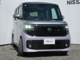 アダプティブLEDヘッドライト。フロントカメラで前方の状況を検知し対向車や先行車に眩しい思いをさせることなく必要なところだけを遠くまで照射します。