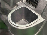 運転席ドリンクホルダー付いてます