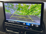 後方の映像にガイドラインが表示され、駐車時に車両後方の状況を確認しやすい画面です。周囲を目視でも確かめながら、車庫入れや切り返しを行う際の安心感につながる装備です。
