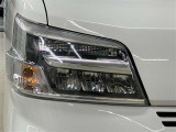 明るく省電力なLEDヘッドライト、印象的なデザインが輝きを放ちます。
