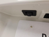 後退時に車両の後ろ側をモニター画面に表示します。車庫入れなどでバックする際に後方確認ができて便利です。車庫入れが苦手な人もこれで安心。