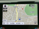 現在地周辺の道路や施設名が表示され、地図を見ながら行き先を確認できます。縮尺や表示内容も画面上で選べるため、目的地設定に役立ちます。