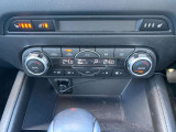 人それぞれ温度の感じ方はいろいろ。こちらのお車は運転席と助手席それぞれに温度設定のできるフルオートエアコンを標準装備。季節やシーンを問わず快適な室内環境を提供します。