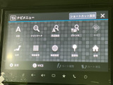 検索方法や周辺施設などのメニューが並び、目的に応じて項目を選びやすい画面構成です。タッチ操作で必要な情報へ進めるため、行き先を調べたいときにも扱いやすい案内画面です。