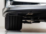 車体を前方から見た際の【右前輪】です。溝の残量やキズの有無など、より状態を詳しくお知りになりたい場合はスタッフまでお尋ね下さいませ。