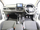 シンプルなブラックでありつつも、細部までこだわりを見せる質感の高い運転空間です。