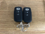 【スマートキー】 スマートキーを携帯していれば、ドアハンドルのボタンを押してロックの解除ができ、パワースライドドア(左側)もワンタッチで開閉できます。