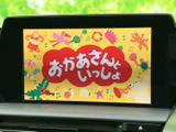 停車中にテレビ番組や映像を楽しめる画面を備えています。お出かけ先での休憩時間などに活用でき、車内で過ごすひとときの楽しみを広げてくれる便利な装備です。
