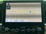 現在地周辺の道路や施設名を地図上で確認でき、目的地設定や地点登録にも対応した画面です。縮尺表示も備わり、必要に応じて地図の表示を切り替えながら、行き先の確認に活用できます。