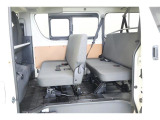 後部座席はベンチシートタイプです。荷物を沢山積むのに折りたたむことを前提とした設計で、リクライニングはありませんが、シートが深くゆったりと座れます。折りたたんだ際にはコンパクトになりますよ。