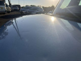 ボンネットの写真です。ボコボコですが、離れてみると気にならないかもしれません。ぜひ一度実車確認してください。