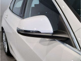 【BMWミラー】視認性の高いスタイリッシュなミラー。自動防眩機能も付いており夜間のドライビングをサポートします。