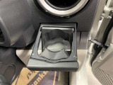 運転席と助手席には、格納式のドリンクホルダーが装備されています。