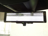 【スマートルームミラー】後方の映像を高精細モニターに映し出し、荷物や乗員で視界が遮られても安全に確認可能。夜間や雨天でもクリアな視界を確保する先進装備です。