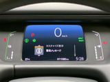 速度やシフト位置、燃料残量などの情報をまとめて確認できる表示部です。警告メッセージの案内も見やすく、運転前や走行中に必要な情報を把握しやすくなっています。