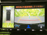 車両周囲の映像と進行方向の目安が画面に表示され、駐車時の周囲確認をサポートします。車両を真上から見た表示もあり、狭い場所での駐車や切り返しの際に活用できます。
