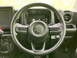 円形の形状で、運転姿勢に合わせて自然に手を添えられます。メーターや周辺スイッチにも手を伸ばしやすく、日々の運転を落ち着いてサポートする配置です。
