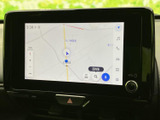 地図上に現在地や道路が表示され、目的地の検索にも利用できます。画面内の操作項目が見やすくまとめられており、行き先を確認しながら使いやすい装備です。
