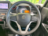 インテリアに合わせたデザインのステアリングは、運転される方のことも考え、運転しやすい形状、大きさです。是非一度、実際に触ってお確かめください。