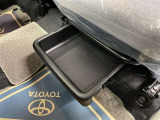 助手席シート下には、小物収納ができるボックスがあります。