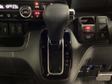 CVT車のセレクトレバーです。低速から高速まで、変速ショックのないスムーズな走りと、エンジン効率のよい領域を維持して燃費にも貢献します。サイドブレーキはスイッチ操作の電子制御パーキングブレーキです。