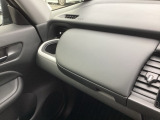 助手席前収納です。大容量設計なのでよく使う日用品など入れておくのに便利です。