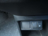 シートヒーターはフロント右に装着してます。フロントシートの間に装備してます。スイッチを入れて1分くらいで暖まります。これからの寒い季節には嬉しい装備です。血行促進、腰痛予防にもお役に立てる装備です。