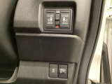 両側電動スライドドアは運転席から操作ができるよう、操作スイッチが付いています。その下にはヘットライトリベライザーのスイッチがついています。道路状況や積荷の加重に応じてライトの高さを調節できます。