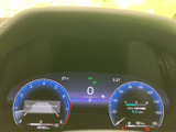 速度や車両情報をまとめて確認できるメーター表示で、運転中も必要な情報を把握しやすい配置です。表示内容が見やすく整理され、日々の運転をサポートします。