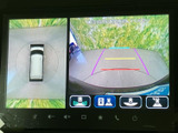 後方の映像に加えて車両周辺の俯瞰表示も確認でき、駐車時の周囲の把握を助けます。画面上のガイド線も目安にしながら、後退時の安全確認を行いやすい装備です。