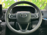 手元には複数のスイッチが配置され、運転姿勢を保ちながら各種操作を行いやすい構成です。メーターを見渡しやすい位置にあり、日常の運転で必要な情報確認や操作をサポートします。
