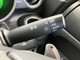 レバーには方向指示とライトの表示があり、操作内容を目で確認しやすい仕様です。AUTOを含む表示も備わり、日常の運転時に必要な操作を手元で把握しやすく、扱いやすさに配慮されています。