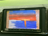 画面にテレビ番組が表示されており、停車中に映像を視聴して過ごせます。待ち時間のひとときにも活用でき、画面上で番組映像を楽しめる装備です。