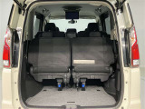 トランク収納スペースをご確認ください。荷物の積み下ろしがしやすい広さを確保しており、日常使いからレジャーまで幅広く活用できます。
