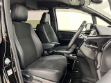 前席はセパレートタイプ!運転席と助手席にはアームレスト付!ホールド感のあるシート形状で、体をしっかりとサポートしてくれます!