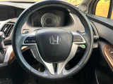 【純正革巻きステアリング】上質な革を使用することで、手にしっかり馴染みとても運転しやすいハンドルです♪
