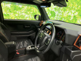 運転席まわりから助手席まで見渡せる開放的な室内で、窓からの視界も広々。シートには柄があしらわれ、落ち着いた色調と差し色が心地よい空間を演出します。
