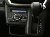 オートエアコンで車内も快適です。冬や雨の日の室内の結露防止等コンディションに加えて、冷え過ぎ、暖め過ぎに因る燃費を悪化を防ぎます